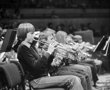 880351 Afbeelding van een rij jeugdige trompettisten tijdens het concert van een jeugdorkest in het Muziekcentrum ...